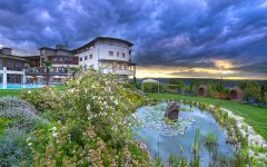Das Hotel Larimar steht mitten in der Natur am Sonnenhügel von Stegersbach – ein besonderer Platz mit beeindruckender Fernsicht.