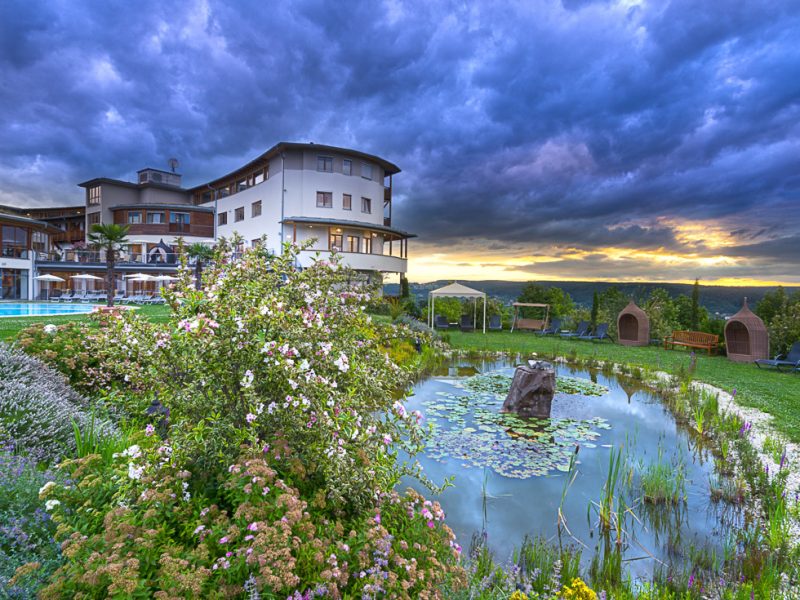 Das Hotel Larimar steht mitten in der Natur am Sonnenhügel von Stegersbach – ein besonderer Platz mit beeindruckender Fernsicht.