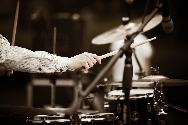 Drumstar - Schlagzeugschule in Wien, Mann spielt Schlagzeug