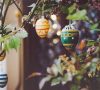 Bunte Eier auf Ostersträuche zu hängen, zählt in ganz Österreich zu den österlichen Traditionen.