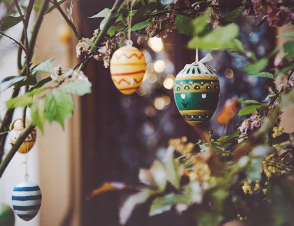 Bunte Eier auf Ostersträuche zu hängen, zählt in ganz Österreich zu den österlichen Traditionen.